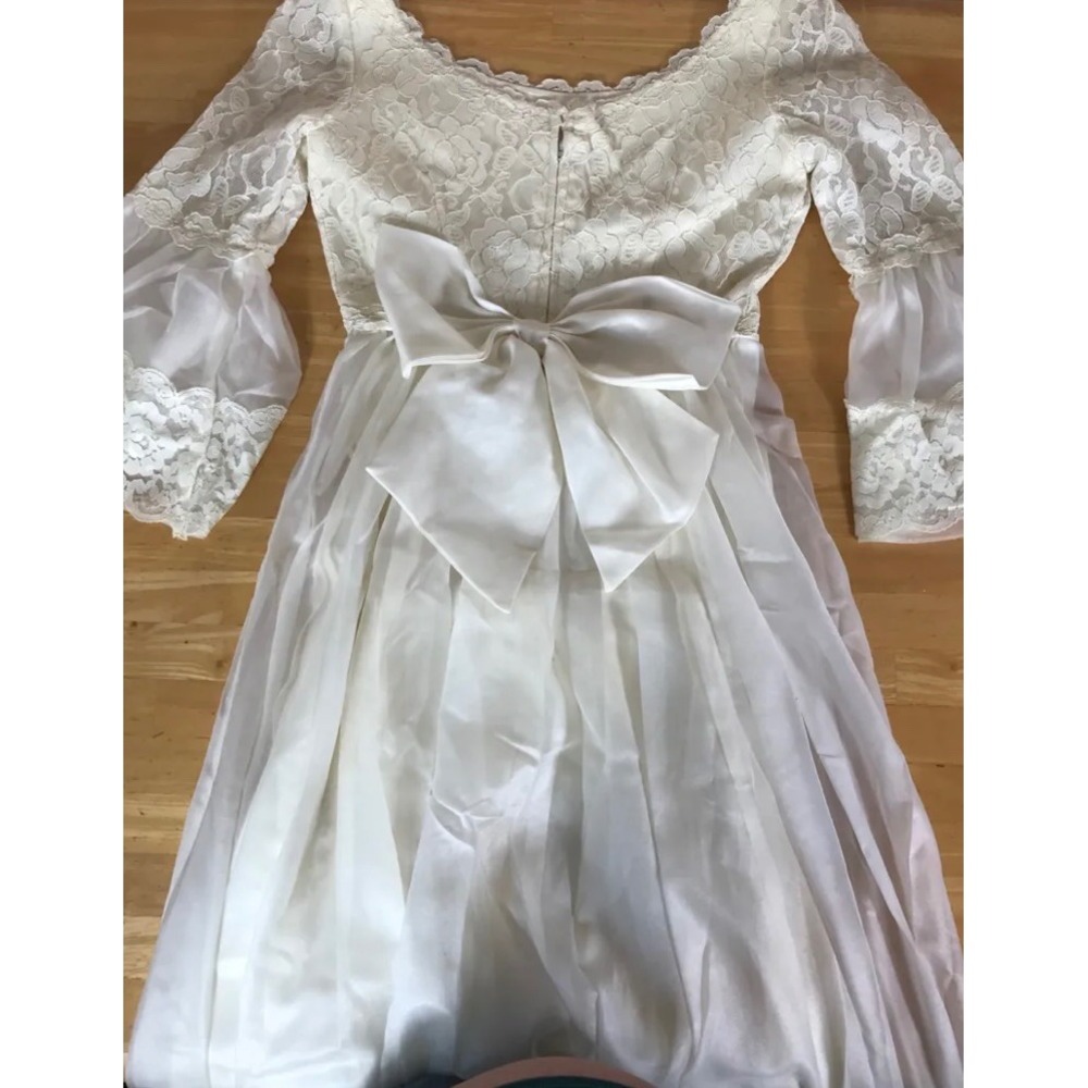 Vintage ILGWU Ivory Lace Wedding Dress Bell Sleeve Ruffle Gown with Veil Hat Set - Picture 3 of 7